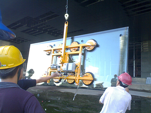 电动吸盘安装幕墙玻璃